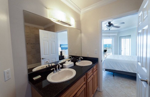 Crystal Harbour Hotel | Holiday Inn Resort Grand Cayman by IHG