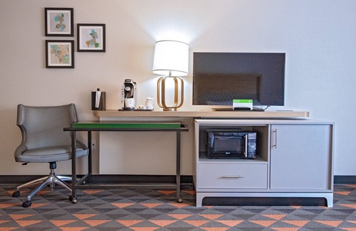 Drexel Hill Hotel | Holiday Inn & Suites Philadelphia W - Drexel Hill by IHG