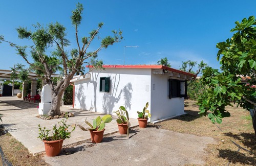 Maruggio House | Holiday Home 'L'angolodelsole Melina' with Shared Pool, Wi-Fi and Air Conditioning