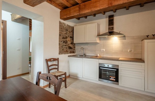Fabbriche di Vallico House | Holiday Home 'Bellavista La Grotta' with Mountain View, Private Terrace and Wi-Fi