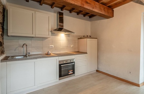 Fabbriche di Vallico House | Holiday Home 'Bellavista La Grotta' with Mountain View, Private Terrace and Wi-Fi
