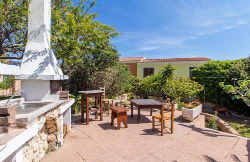 Capo Testa Apartment | Holiday Apartment 'Tonina Vista Mare' near the Beach with Garden, Private Terrace & Wi-Fi