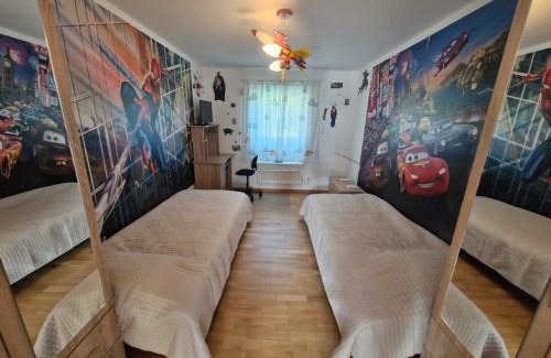 Hoor House | HOLIDAY NEST Family Guest House 80m2 - Mysigt gästhus med två sovrum i Höör