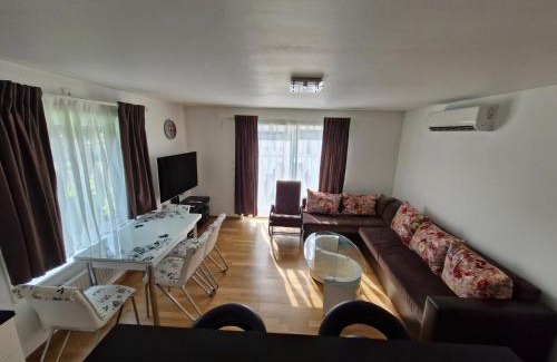 Hoor House | HOLIDAY NEST Family Guest House 80m2 - Mysigt gästhus med två sovrum i Höör