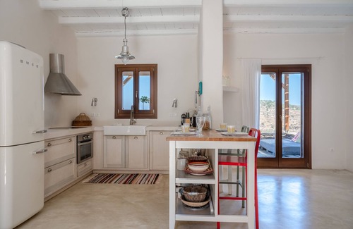 Vourkari Villa | ☀️Holiday & nomad house great 🌊🌅 view sleeps 8 w/fireplace & pool Kea Cyclades