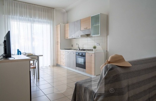 Pineto Apartment | Holiday Rendez Vous 13 - Ground apartment with balcony and side sea view