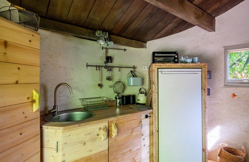 Saint-Paul-de-Vence Ski Chalet | Holiday treehouse "Bagheera" with Shared Pool, Private Terrace & Wi-Fi