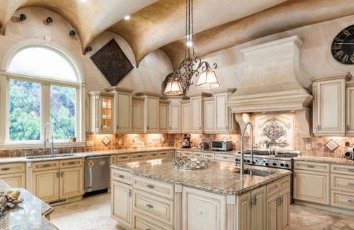 Sandy Springs House | Holiday Vacation Mansion + Hot Tub near DT Atlanta