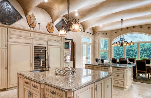 Sandy Springs House | Holiday Vacation Mansion + Hot Tub near DT Atlanta