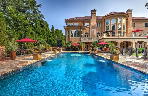 Sandy Springs House | Holiday Vacation Mansion + Hot Tub near DT Atlanta