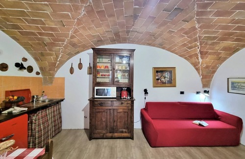 Pomarance Apartment | Holiday, where Tuscany is still authentic. 16th c. Villa Infinity Pool: Cipresso