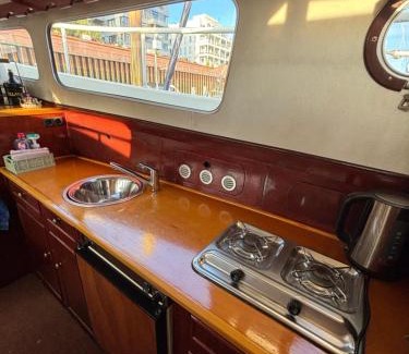 Uberseestadt Boat Rental | Holländisches Stahlboot
