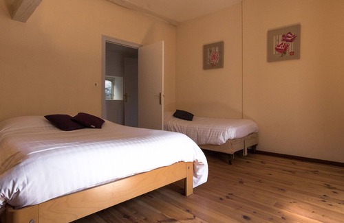 Chalais Apartment | Holliday home in a beautiful Chateau with Pool and restaurant.