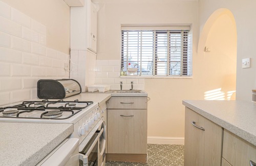 Criccieth Cottage | HOLLY COTTAGE, country holiday cottage, with a garden in Criccieth