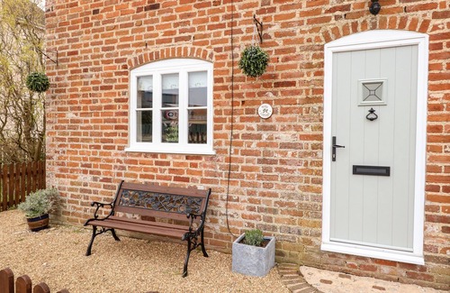 Sea Palling Cottage | HOLLY COTTAGE, pet friendly, character holiday cottage in Sea Palling