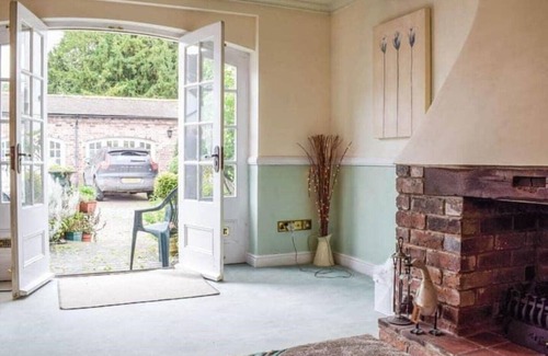 Muxton Cottage | Holly Cottage, Pet Friendly, Secure Courtyard Parking, Near Historic Ironbridge.