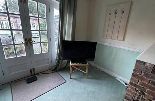 Muxton Cottage | Holly Cottage, Pet Friendly, Secure Courtyard Parking, Near Historic Ironbridge.