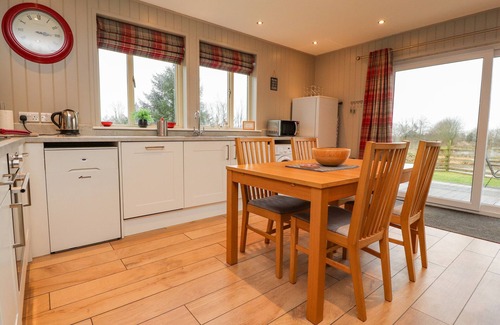 Preston House | HOLLY LODGE, pet friendly, character holiday cottage in Goosnargh