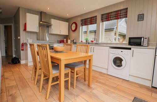 Preston House | HOLLY LODGE, pet friendly, character holiday cottage in Goosnargh