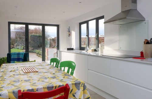 Mouldsworth Cottage | HOLLY TREE COTTAGE, family friendly, with open fire in Tarvin