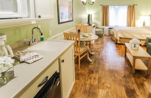 West Yarmouth Hotel | Holly Tree Resort