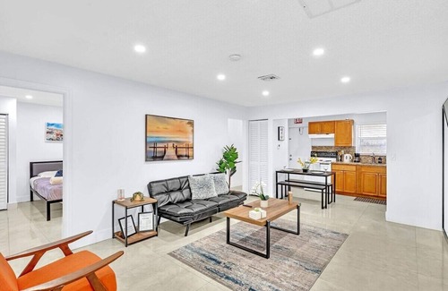Little Ranches House | Hollywood 2 Bdrm New Furnished Beach Vacation LB2