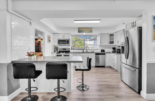 Parkside House | Hollywood Castle 7 Bdrms 4 baths pool ,hot tub close to beaches Fully private