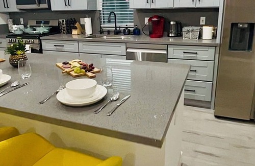 Canoga Park House | Hollywood Hillside Retreat: A Modern Escape Near Universal Studios