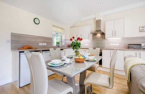 Woolland Cottage | Hollywood is the kind of place where families/friends can unwind.