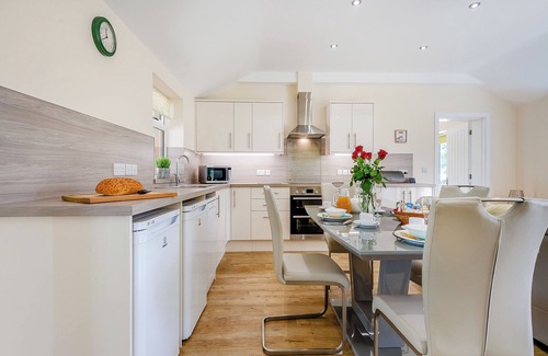 Woolland Cottage | Hollywood is the kind of place where families/friends can unwind.