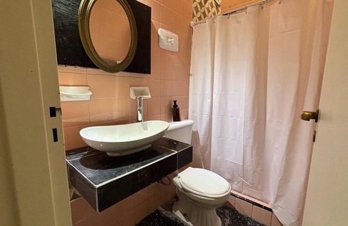 Mendoza City Center Apartment | HOLY BONARDA, una suite con opción de acceso a cocina completamente equipada