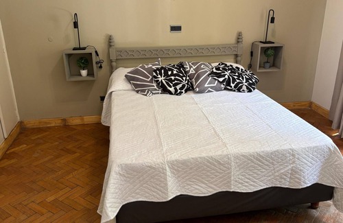 Mendoza City Center Apartment | HOLY BONARDA, una suite con opción de acceso a cocina completamente equipada