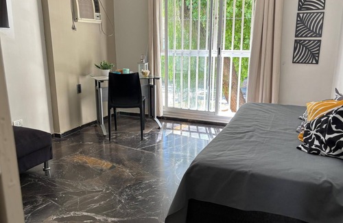 Mendoza City Center Apartment | HOLY BONARDA, una suite con opción de acceso a cocina completamente equipada