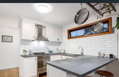 St Leonards House | Home 400m from the beach!