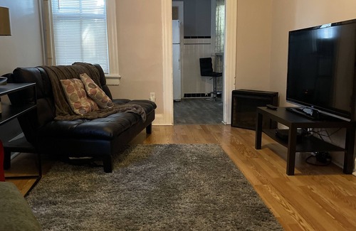 Orange House | Home Away From Home - CoMfy & Private 1 Bedroom !