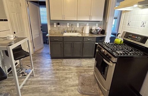 Orange House | Home Away From Home - CoMfy & Private 1 Bedroom !