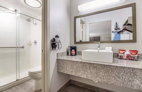 Addison Hotel | Home Away from Home - 2 Family Rooms with Pool & Essentials