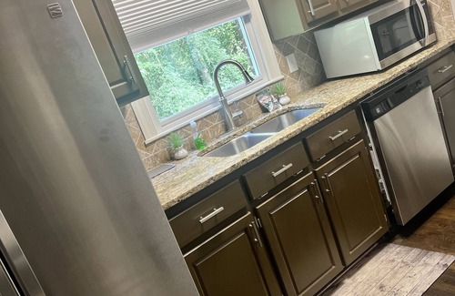 McCalla House | Home away from home! 2 mins to Million dollar Lake. Short distance 2 game time!