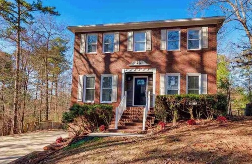 McCalla House | Home away from home! 2 mins to Million dollar Lake. Short distance 2 game time!