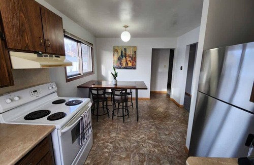 Thunder Bay House | Home away from home/Current River Arena area