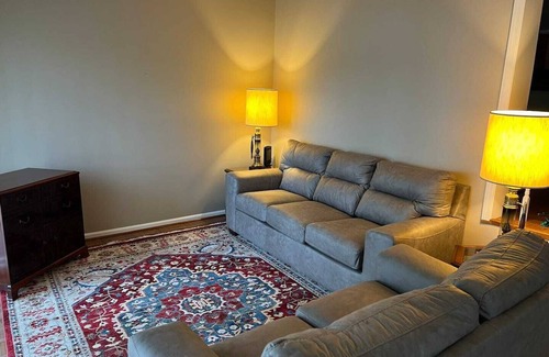Blakely House | Home away from home Classic 4BR 2.5BR