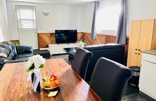 Saanich West House | Home Away from Home in Victoria (centrally located)