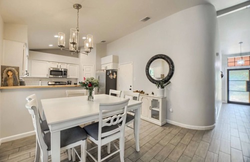 Westwood Heights House | Home Away from Home in South Austin