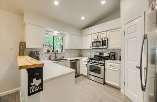Westwood Heights House | Home Away from Home in South Austin