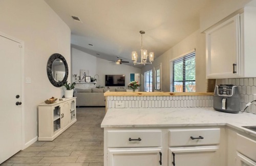 Westwood Heights House | Home Away from Home in South Austin