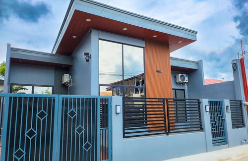 Santa Rosa House | Home Away from Home, near enchanted kingdom @ Santa Rosa Laguna