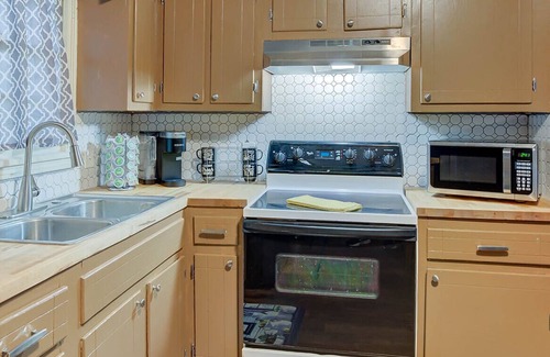 Highland Historic District House | Home away from home in quiet area close to everything.