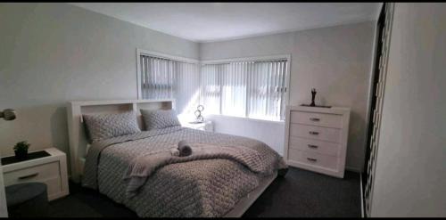 Papatoetoe House | Home Close to Amenities and Airport.