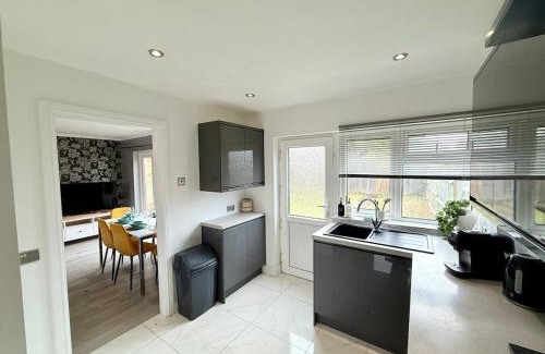 Keynsham House | Home in between Bath and Bristol - Sleeps 9 guests