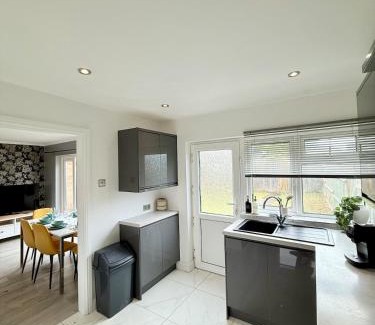 Keynsham House | Home in between Bath and Bristol - Sleeps 9 guests